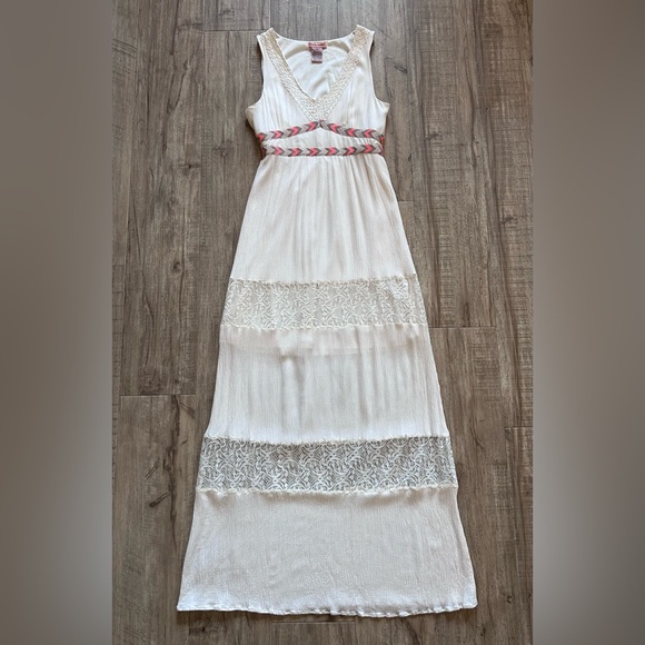 Flying Tomato boho lace embroidered Elegant White Maxi Dress with Pink Accents - Picture 3 of 12